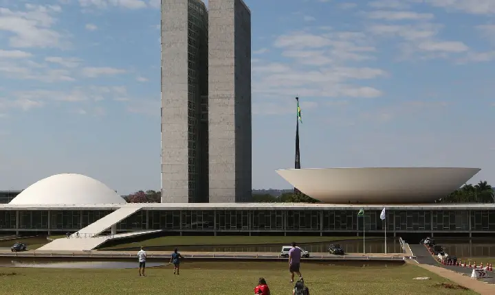 Calendário especial pode acelerar votação da PEC do fim da escala 6x1