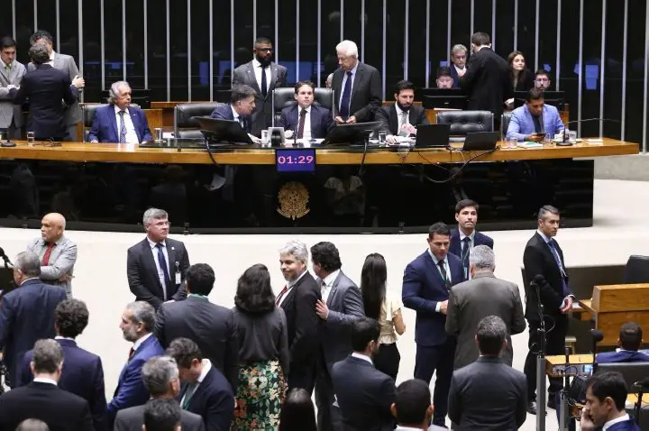 Deputados podem votar proposta que reajusta multa por adulteração de combustíveis