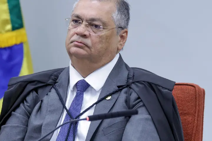 Dino manda suspender pagamento de penduricalhos nos Três Poderes 