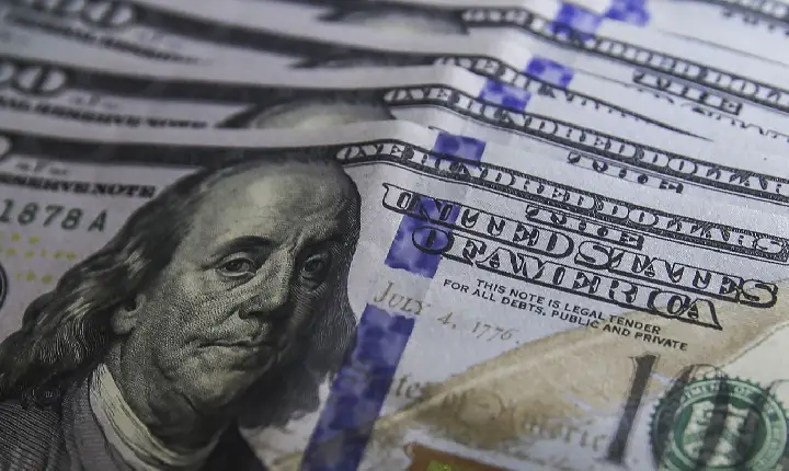 Dólar cai para R$ 5,22, em linha com o mercado externo