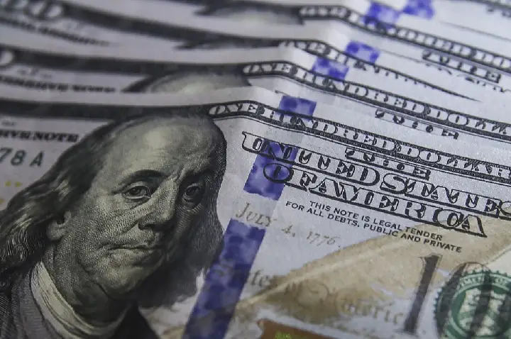 Dólar cai para R$ 5,22, em linha com o mercado externo