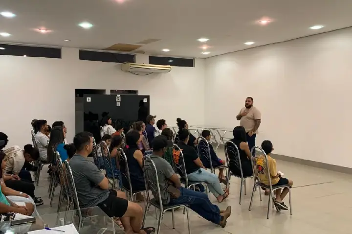 Encontro com pais e estudantes reforça importância da qualificação profissional em Aparecida do Taboado