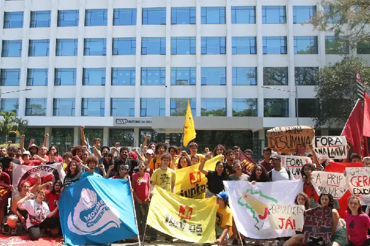 Estudantes encerram greve de quase dois meses na USP