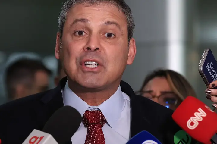 Governo deve enviar projeto para acabar com escala 6x1, diz líder