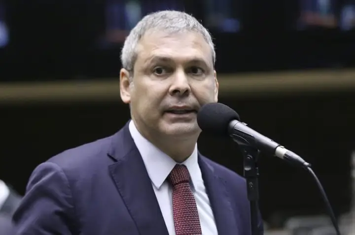 Líder diz que governo vai encaminhar ao Congresso com urgência projeto que acaba com a escala 6x1