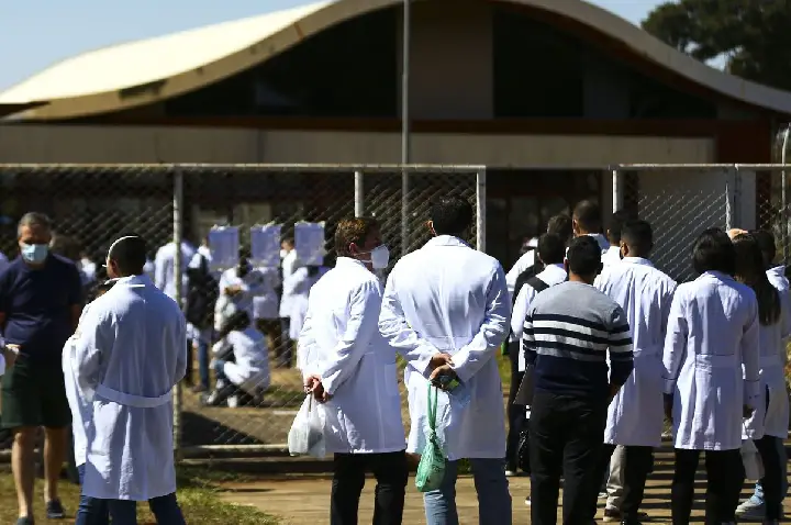 MEC revoga edital para criação de cursos particulares de medicina
