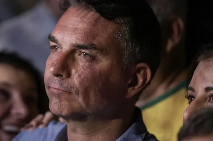 Mendonça multa Flávio por impulsionar post negativo contra Lula