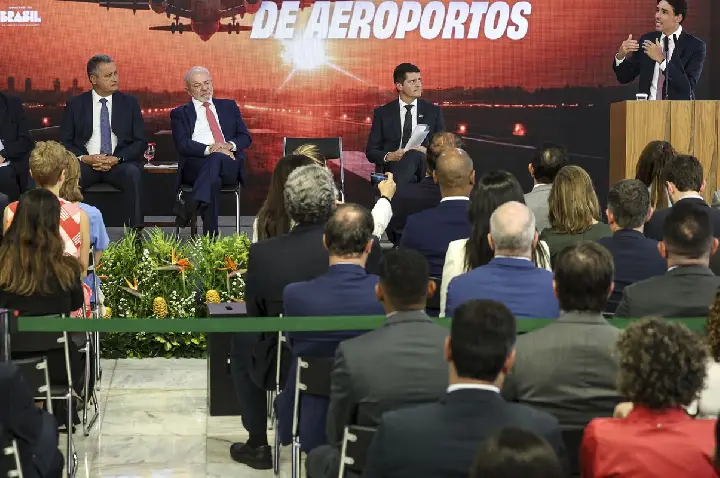 Ministro celebra anúncio de R$ 5,7 bi para ampliar aeroportos no país