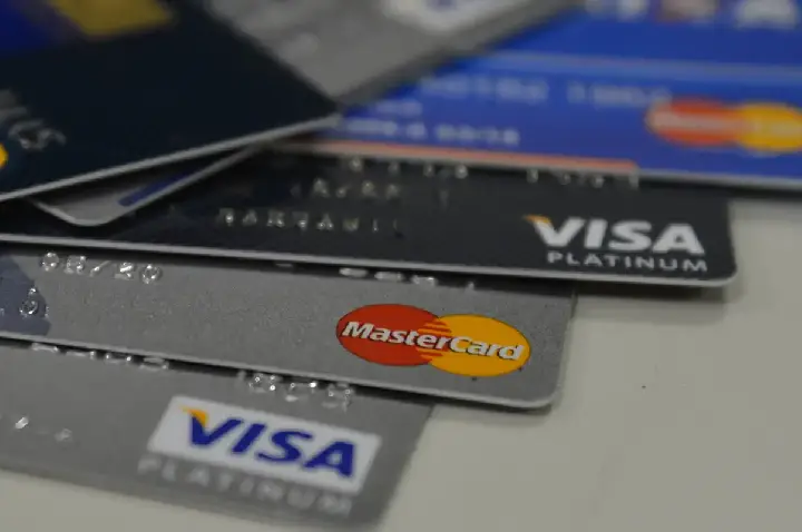 Percentual de famílias com dívidas cresce, mas inadimplência cai