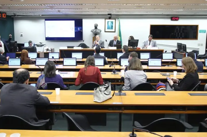 Pirataria aumenta informalidade e custos para a indústria, dizem especialistas em debate na Câmara