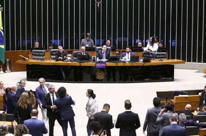 Plenário pode votar projeto que reajusta multa por adulteração de combustíveis e reforça fiscalização