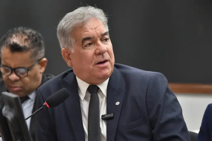 Projeto autoriza aulas de direção em carros automáticos nas autoescolas