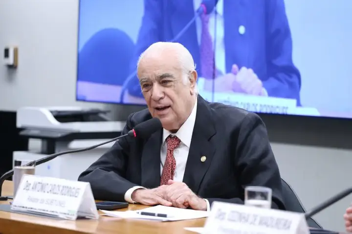 Projeto inclui estudantes de ensino profissionalizante no Pé de Meia