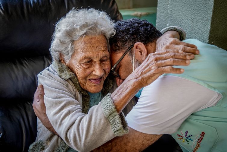 Redação do Enem 2025 aborda as perspectivas para o envelhecimento