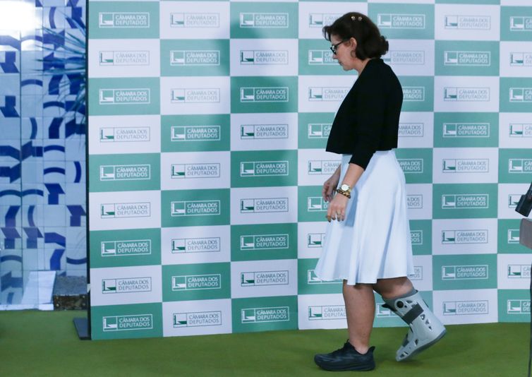 Carla Zambelli renuncia ao mandato; Câmara dará posse ao suplente 