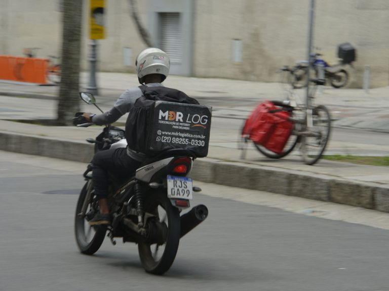 Comissão adia votação de projeto sobre regulamentação do trabalho por aplicativo