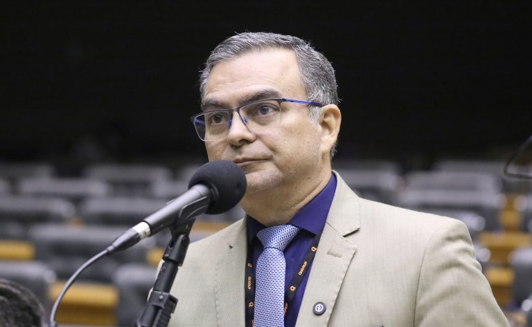 Comissão aprova exigência de documentação do médico para encomendar carimbo ou receituário