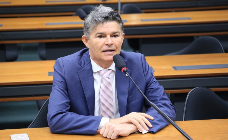 Comissão aprova permissão para trabalhador descontar valor do aluguel direto no salário