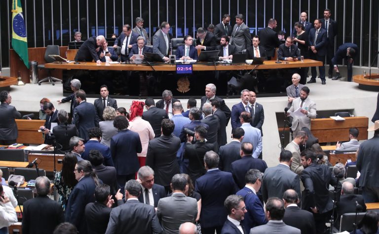 Deputados analisam projeto que reduz penas dos condenados pelo 8 de janeiro; acompanhe