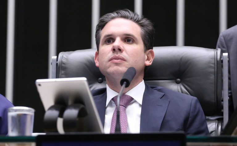 Hugo Motta comemora aprovação de projeto que reduz benefícios fiscais