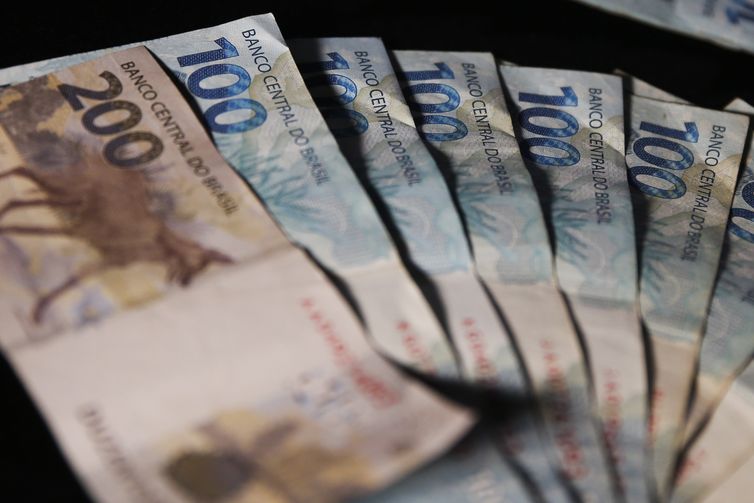 Mais de 141 mil ainda não sacaram abono salarial; veja como consultar