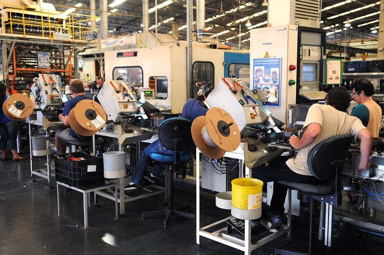 Produção industrial reverte queda e sobe 0,1% em outubro, mostra IBGE