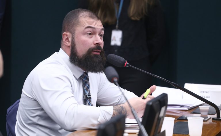 Comissão aprova projeto que libera porte de arma para donos e associados de clube de tiro