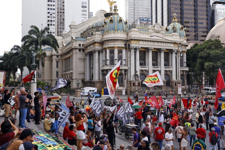 Manifestação no Rio lembra 8 de janeiro e rejeita anistia a golpistas