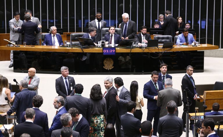 Deputados podem votar proposta que reajusta multa por adulteração de combustíveis