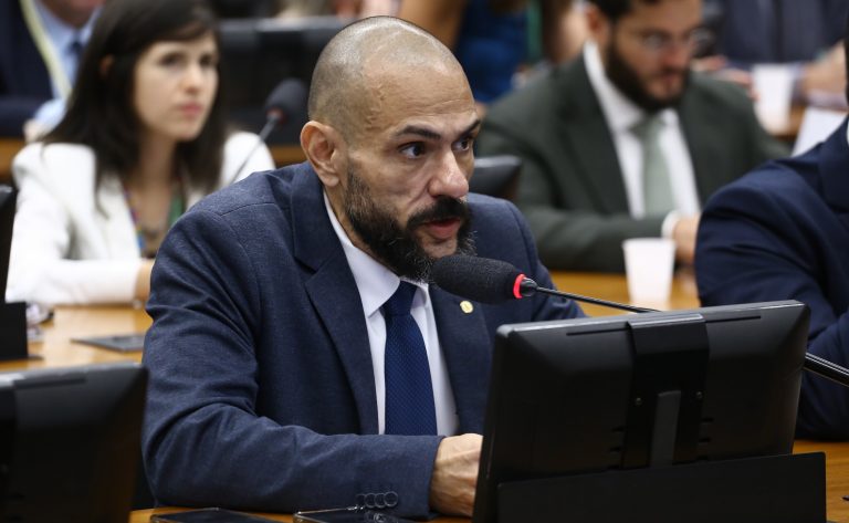 Comissão aprova classificação de repelentes e protetores solares como bens essenciais