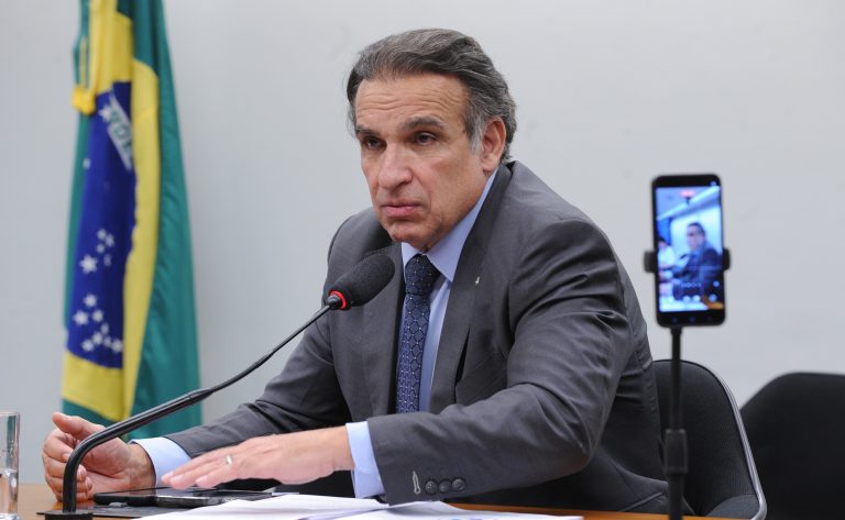 Projeto aprovado em comissão permite que motorista com CNH tipo B dirija carros elétricos de até 4.250 kg